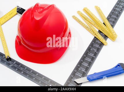 Foto der Helm und Tools für Konstruktionszeichnungen und Gebäuden Stockfoto