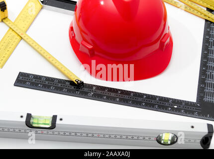 Foto der Helm und Tools für Konstruktionszeichnungen und Gebäuden Stockfoto