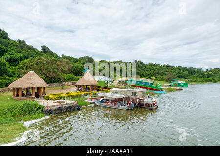 River Safari Wildlife Tours Boat Station unterhalb Myewa Safari Lodge auf Kazinga Kanal von Lake Edward im Queen Elizabeth National Park, Uganda Stockfoto