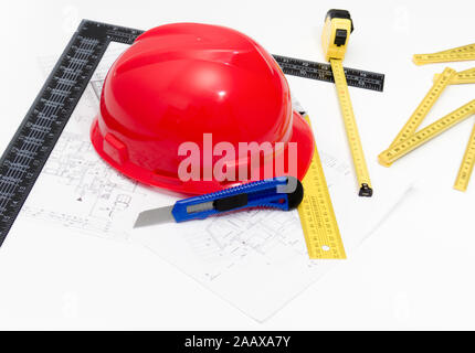 Foto der Helm und Tools für Konstruktionszeichnungen und Gebäuden Stockfoto