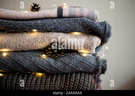 Stapel der gemütliche stricken Kleidung mit zurück. Weihnachten Stil. Warme Konzept Stockfoto