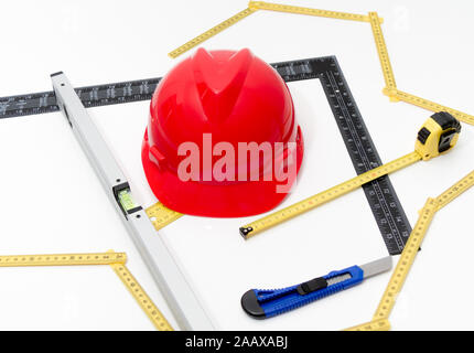 Foto der Helm und Tools für Konstruktionszeichnungen und Gebäuden Stockfoto