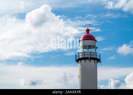 Ziegel weißen Leuchtturm mit roter Spitze gegen den blauen Himmel mit Wolken in Hellevoetsluis, Niederlande Stockfoto