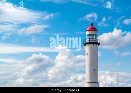 Ziegel weißen Leuchtturm mit roter Spitze gegen den blauen Himmel mit Wolken in Hellevoetsluis, Niederlande Stockfoto