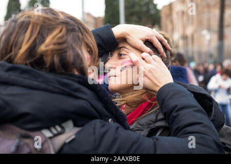 Rom, Italien. 23 Nov, 2019. Die demonstranten Malerei einander die Gesichter im März. Fast hundert tausend Menschen teilnehmen, die in der März durch die feministische Bewegung organisierten "Nicht weniger", im Zusammenhang mit der Gedenkfeier anlässlich des Internationalen Tages zur Beseitigung der Gewalt gegen Frauen in Rom. Credit: SOPA Images Limited/Alamy leben Nachrichten Stockfoto