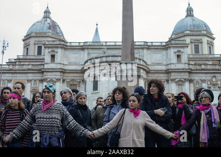 Rom, Italien. 23 Nov, 2019. Frauen halten sich an den Händen während der März. Fast hundert tausend Menschen teilnehmen, die in der März durch die feministische Bewegung organisierten "Nicht weniger", im Zusammenhang mit der Gedenkfeier anlässlich des Internationalen Tages zur Beseitigung der Gewalt gegen Frauen in Rom. Credit: SOPA Images Limited/Alamy leben Nachrichten Stockfoto