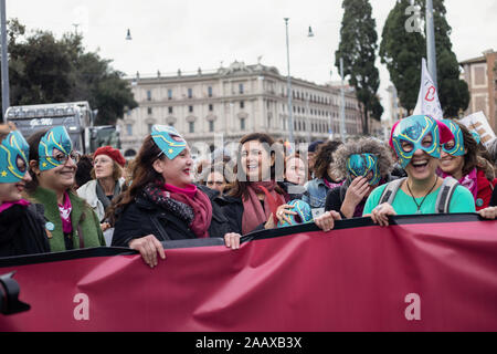 Rom, Italien. 23 Nov, 2019. Laura Boldrini im März gesehen. Fast hundert tausend Menschen teilnehmen, die in der März durch die feministische Bewegung organisierten "Nicht weniger", im Zusammenhang mit der Gedenkfeier anlässlich des Internationalen Tages zur Beseitigung der Gewalt gegen Frauen in Rom. Credit: SOPA Images Limited/Alamy leben Nachrichten Stockfoto