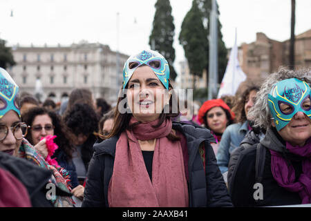 Rom, Italien. 23 Nov, 2019. Laura Boldrini im März gesehen. Fast hundert tausend Menschen teilnehmen, die in der März durch die feministische Bewegung organisierten "Nicht weniger", im Zusammenhang mit der Gedenkfeier anlässlich des Internationalen Tages zur Beseitigung der Gewalt gegen Frauen in Rom. Credit: SOPA Images Limited/Alamy leben Nachrichten Stockfoto