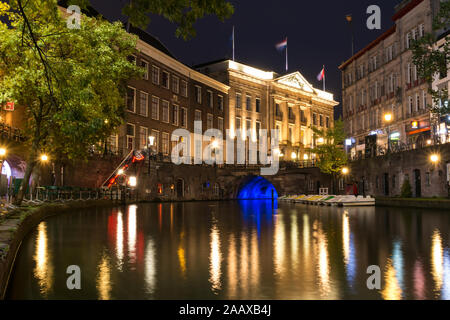 Wharf Level bei Nacht Oudegracht Canal und Rathaus Brücke in der Altstadt von Utrecht, Niederlande Stockfoto