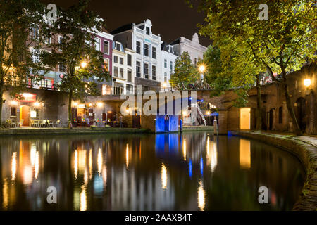 Wharf Level bei Nacht Oudegracht Canal in der Altstadt von Utrecht, Niederlande Stockfoto