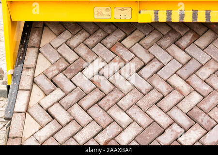 Brick Road, das Maschine, mit einem Teppich von Ziegeln in der Ausbildung neue Pflasterung auf der Straße oder die Straße zu erstellen, Niederlande Stockfoto