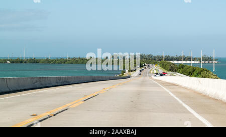 Verkehr auf Overseas Highway US1 und Long Key, Florida Keys, USA Stockfoto