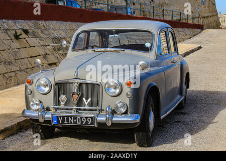 Ein 50er klassiker Rover 90 in St. Elmo's Bay, Valletta, Malta geparkt. Stockfoto