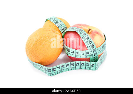 Diät, gesunde Ernährung, Gewichtsreduktion Konzept. Maßband um Orangen und einen Apfel, auf weißem Hintergrund gewickelt. Symbol der Vitamin Diät. Stockfoto