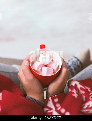 Frauen in warmen home Kleidung trinken heiße Schokolade Stockfoto