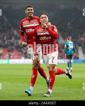 Middlesbrough ist Marcus Tavernier (rechts) feiert ersten Ziel seiner Seite des Spiels mit Team scoring-mate Ashley Fletcher während der Sky Bet Meisterschaft Spiel im Riverside Stadium, Middlesbrough. Stockfoto