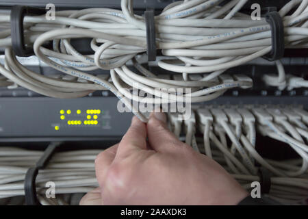 Rack montierten Servern in einem Serverraum, Nahaufnahme Stockfoto