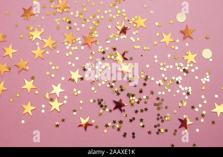 Golden Star Konfetti glänzend Glitter. Weihnachten oder Ferienwohnung rosa Schimmer Hintergrund. Top-down. Stockfoto