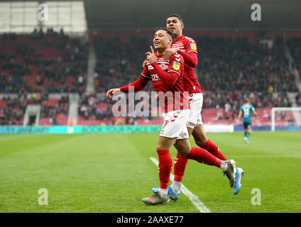 Middlesbrough ist Marcus Tavernier (rechts) feiert ersten Ziel seiner Seite des Spiels mit Team scoring-mate Ashley Fletcher während der Sky Bet Meisterschaft Spiel im Riverside Stadium, Middlesbrough. Stockfoto