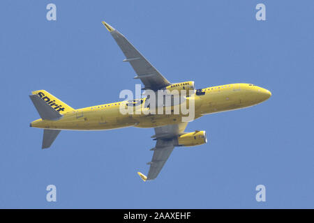 Spirit Airlines Airbus A320-232 von Passagierflugzeugen N651NK flying Overhead mit einem blauen Himmel im Hintergrund. Stockfoto