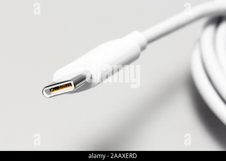 Weiß USB Typ C Stecker, auf einem weißen Hintergrund closeup Stockfoto