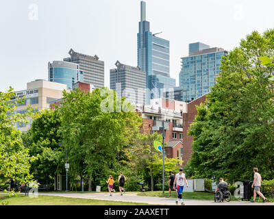 Der Philadelphia Wolkenkratzer überragen die Schulykill trail Banken. Stockfoto