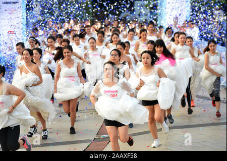 Bangkok, Thailand. 24 Nov, 2019. Brides-zu-sein in Brautkleider nehmen an der 'EAZY läuft der Wettbewerb die Bräute 8' in Bangkok, Thailand, Nov. 24, 2019. Insgesamt 300 Bräute in der laufenden Veranstaltung hier am Sonntag teilgenommen, in der Hoffnung auf ein hochzeitspaket im Wert von drei Millionen Baht (ca. 99,370 US-Dollar). Credit: Rachen Sageamsak/Xinhua/Alamy leben Nachrichten Stockfoto