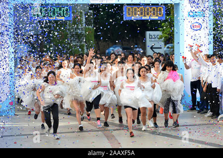 Bangkok, Thailand. 24 Nov, 2019. Brides-zu-sein in Brautkleider nehmen an der 'EAZY läuft der Wettbewerb die Bräute 8' in Bangkok, Thailand, Nov. 24, 2019. Insgesamt 300 Bräute in der laufenden Veranstaltung hier am Sonntag teilgenommen, in der Hoffnung auf ein hochzeitspaket im Wert von drei Millionen Baht (ca. 99,370 US-Dollar). Credit: Rachen Sageamsak/Xinhua/Alamy leben Nachrichten Stockfoto