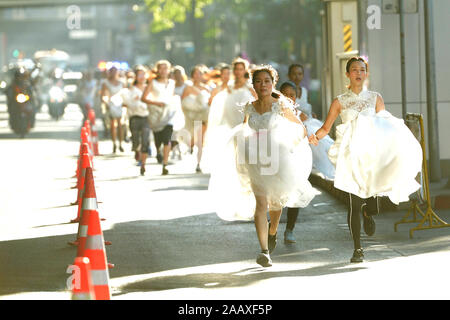 Bangkok, Thailand. 24 Nov, 2019. Brides-zu-sein in Brautkleider nehmen an der 'EAZY läuft der Wettbewerb die Bräute 8' in Bangkok, Thailand, Nov. 24, 2019. Insgesamt 300 Bräute in der laufenden Veranstaltung hier am Sonntag teilgenommen, in der Hoffnung auf ein hochzeitspaket im Wert von drei Millionen Baht (ca. 99,370 US-Dollar). Credit: Rachen Sageamsak/Xinhua/Alamy leben Nachrichten Stockfoto