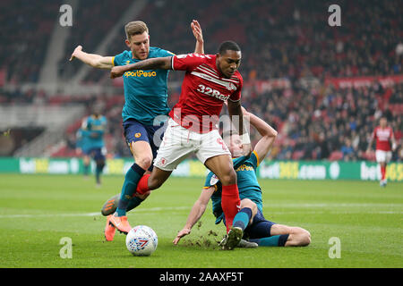 Middlesbrough ist Britt Assombalonga (Mitte) in Aktion mit Hull City Jordy de Wijs (links) und Reece Burke während der Sky Bet Meisterschaft Spiel im Riverside Stadium, Middlesbrough. Stockfoto