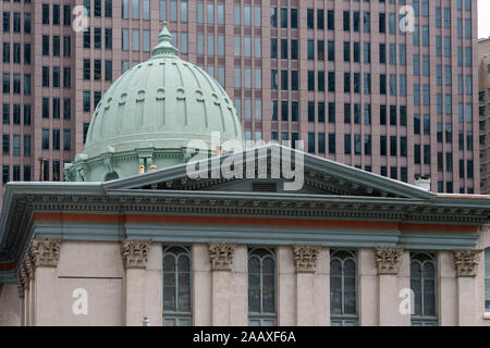 Die neo-klassischen griechischen Revival Stil der Arch Street Presbyterianischen Kirche kontrastiert mit der Multi-windowed curtainwall von drei Logan Square Stockfoto