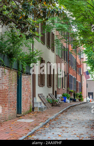 Stadt Häuser auf einer von Bäumen gesäumten Straße in Philadelphia's Historic Society Hill Viertel der Altstadt. Stockfoto