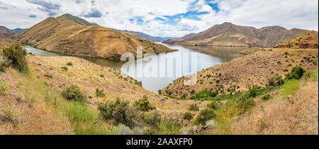 Eine Ansicht des Snake River an der Stateline von Idaho und Oregon Hells Canyon. Stockfoto