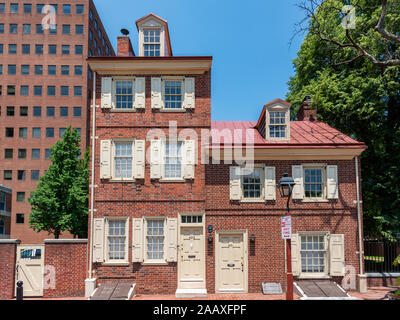 Zwei historische Häuser aus rotem Backstein auf die Locust Street, Society Hill, Philadelphia Stockfoto