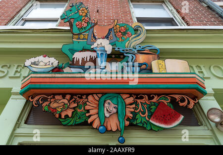 Der bunte shop Zeichen über dem Fenster der Karussell Shoppe, ein Eis, Sandwich und Food Store S. in der 3. Straße, Society Hill. Stockfoto