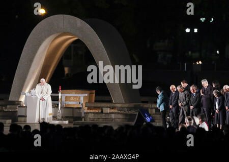 Hiroshima, Japan. 24 Nov, 2019. Papst Franziskus besucht einen Moment der Stille in Hiroshima Peace Memorial Park. Papst Franziskus ist in Japan für eine dreitägige Reise (Besuch Nagasaki, Hiroshima) und Tokio (Japan) eine Anti-AKW-Nachricht und beten für den Frieden. Dies ist der erste Papstbesuch in Japan in 38 Jahren. Credit: Rodrigo Reyes Marin/ZUMA Draht/Alamy leben Nachrichten Stockfoto