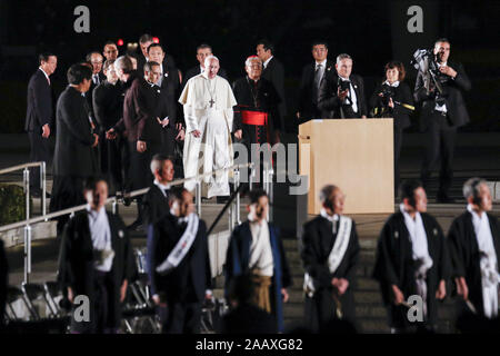 Hiroshima, Japan. 24 Nov, 2019. Papst Franziskus kommt an Hiroshima Peace Memorial Park. Papst Franziskus ist in Japan für eine dreitägige (Besuch Nagasaki, Hiroshima) und Tokio (Japan) eine Anti-AKW-Nachricht und beten für den Frieden. Dies ist der erste Papstbesuch in Japan in 38 Jahren. Credit: Rodrigo Reyes Marin/ZUMA Draht/Alamy leben Nachrichten Stockfoto