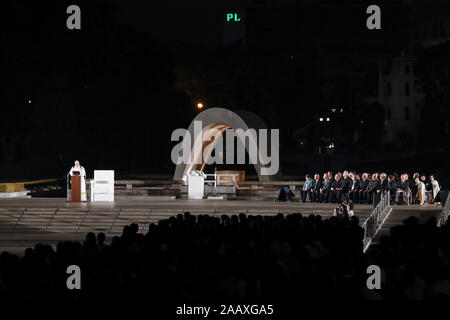 Hiroshima, Japan. 24 Nov, 2019. Papst Franziskus liefert eine Rede in Hiroshima Peace Memorial Park. Papst Franziskus ist in Japan für eine dreitägige Reise (Besuch Nagasaki, Hiroshima) und Tokio (Japan) eine Anti-AKW-Nachricht und beten für den Frieden. Dies ist der erste Papstbesuch in Japan in 38 Jahren. Credit: Rodrigo Reyes Marin/ZUMA Draht/Alamy leben Nachrichten Stockfoto
