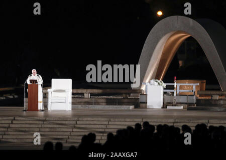 Hiroshima, Japan. 24 Nov, 2019. Papst Franziskus liefert eine Rede in Hiroshima Peace Memorial Park. Papst Franziskus ist in Japan für eine dreitägige Reise (Besuch Nagasaki, Hiroshima) und Tokio (Japan) eine Anti-AKW-Nachricht und beten für den Frieden. Dies ist der erste Papstbesuch in Japan in 38 Jahren. Credit: Rodrigo Reyes Marin/ZUMA Draht/Alamy leben Nachrichten Stockfoto