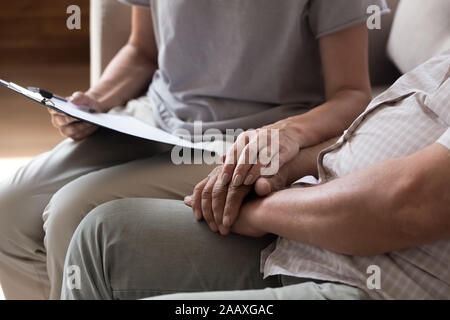 Close up Frau mittleren Alters, die eine neue Tablette. Stockfoto