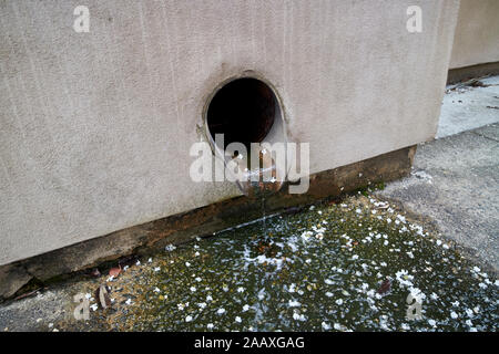 Wasser leckt aus großes Rohr Sammelabfluß auf Straße in der Altstadt von Savannah Georgia USA Stockfoto