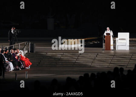 Hiroshima, Japan. 24 Nov, 2019. Papst Franziskus liefert eine Rede in Hiroshima Peace Memorial Park. Papst Franziskus ist in Japan für eine dreitägige Reise (Besuch Nagasaki, Hiroshima) und Tokio (Japan) eine Anti-AKW-Nachricht und beten für den Frieden. Dies ist der erste Papstbesuch in Japan in 38 Jahren. Credit: Rodrigo Reyes Marin/ZUMA Draht/Alamy leben Nachrichten Stockfoto