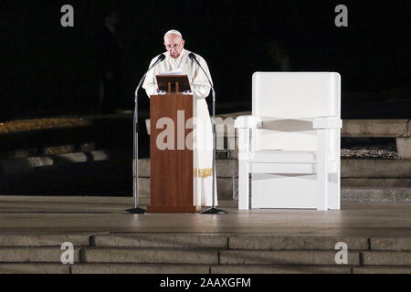 Hiroshima, Japan. 24 Nov, 2019. Papst Franziskus liefert eine Rede in Hiroshima Peace Memorial Park. Papst Franziskus ist in Japan für eine dreitägige Reise (Besuch Nagasaki, Hiroshima) und Tokio (Japan) eine Anti-AKW-Nachricht und beten für den Frieden. Dies ist der erste Papstbesuch in Japan in 38 Jahren. Credit: Rodrigo Reyes Marin/ZUMA Draht/Alamy leben Nachrichten Stockfoto