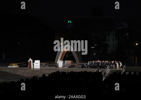 Hiroshima, Japan. 24 Nov, 2019. Papst Franziskus liefert eine Rede in Hiroshima Peace Memorial Park. Papst Franziskus ist in Japan für eine dreitägige Reise (Besuch Nagasaki, Hiroshima) und Tokio (Japan) eine Anti-AKW-Nachricht und beten für den Frieden. Dies ist der erste Papstbesuch in Japan in 38 Jahren. Credit: Rodrigo Reyes Marin/ZUMA Draht/Alamy leben Nachrichten Stockfoto