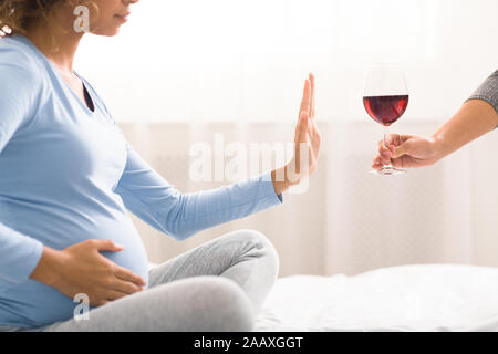 Alkohol verboten. Schwangere Frau weigert, Wein zu trinken Stockfoto