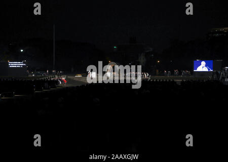 Hiroshima, Japan. 24 Nov, 2019. Papst Franziskus liefert eine Rede in Hiroshima Peace Memorial Park. Papst Franziskus ist in Japan für eine dreitägige Reise (Besuch Nagasaki, Hiroshima) und Tokio (Japan) eine Anti-AKW-Nachricht und beten für den Frieden. Dies ist der erste Papstbesuch in Japan in 38 Jahren. Credit: Rodrigo Reyes Marin/ZUMA Draht/Alamy leben Nachrichten Stockfoto