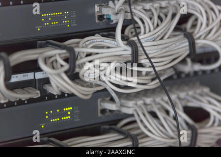 Rack montierten Servern in einem Serverraum, Nahaufnahme Stockfoto