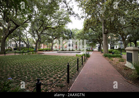 Pfad durch Madison Square die Statue von William Jasper bei der Belagerung von Savannah im revolutionären Krieg Savannah Georgia USA Stockfoto