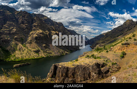 Eine Ansicht des Snake River an der Stateline von Idaho und Oregon Hells Canyon". Stockfoto