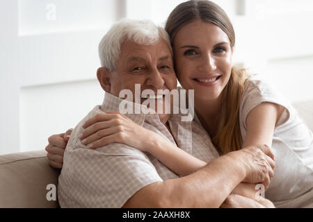Kopf Nahaufnahme portrait Glücklich zwei Generationen Familie kuscheln. Stockfoto